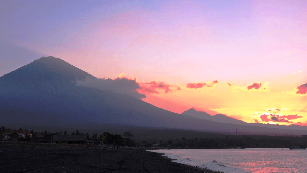 Bali 6 luoghi da vedere: Bali Amed e vulcano al tramonto